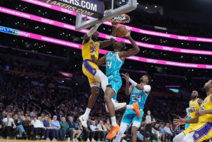 星空体育app下载-根本不防守！詹姆斯只顾刷分！三球打爆湖人，东契奇空砍39+3+4