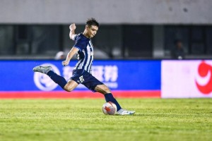 星空体育下载-海港苦追数月制造冬窗压哨标王 吾米提江昨夜抵沪