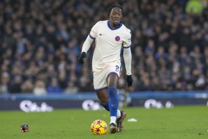 星空体育下载-英媒：西汉姆联有意租金斯基、迪萨西，但需先终止胡里奥的租借