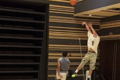 星空体育下载-只能三次运球！吴泽加冕和美国知名训练师德文打了一个半小时单挑